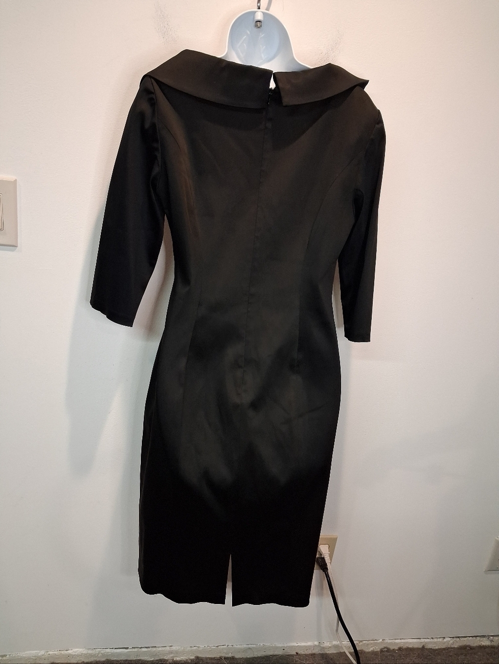 Kay Unger Size 8 Black Satin Sheath Cocktail Drees - Picture 4 of 6